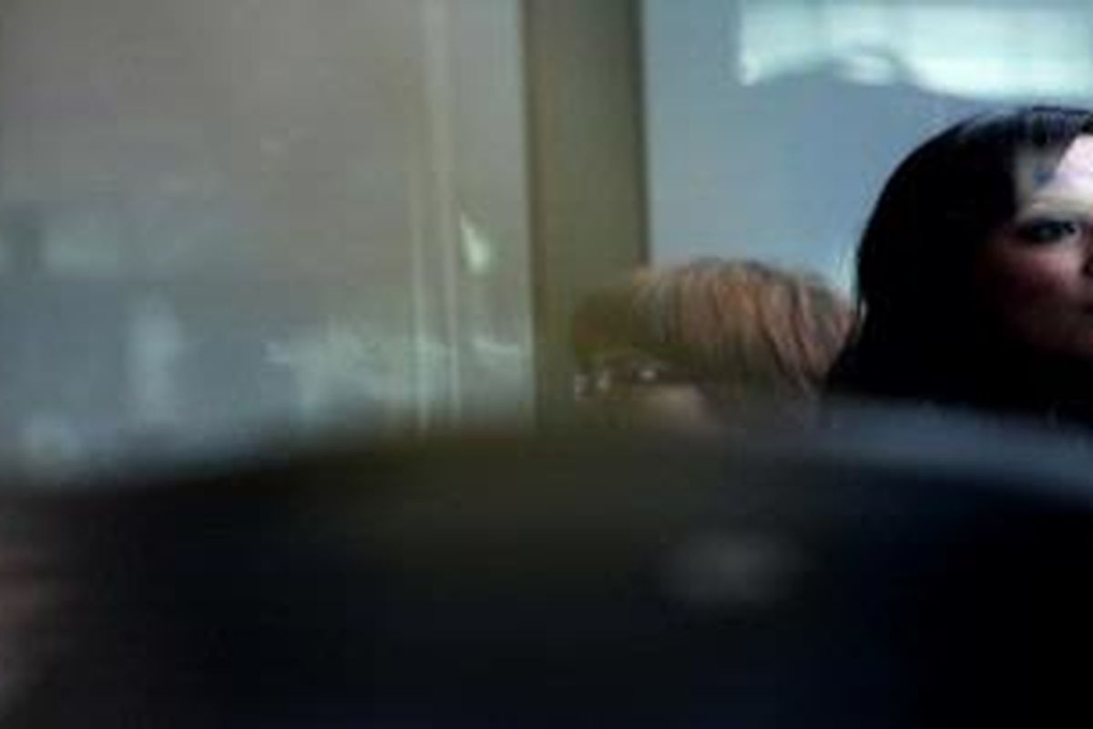 Anggota Badan Angaran DPR dari Partai Demokrat, Angelina Sondakh, menunggu proses pemeriksaan di Gedung Komisi Pemberanatasan Korupsi, Jakarta, Jumat (21/10/2011). Ia kembali diperiksa sebagai saksi dugaan korupsi dalam proyek pembangunan wisma atlet Sea Games di Palembang yang dilakukan Muhammad Nazaruddin.