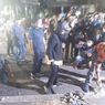 Kenakan Helm, Risma Pungut Batu dan Sampah yang Berserakan Pasca-demo Omnibus Law