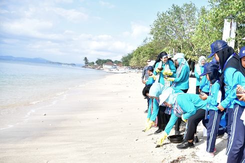 Iriana Jokowi Lepas 300 Ekor Tukik di Pantai Elak-elak Lombok