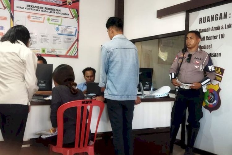 Simson Nullik (25), warga Kota Kupang, diamankan di Markas Polres Kupang Kota, karena meludahi polisi, Senin (27/11/2023). Sumber: Polresta Kupang