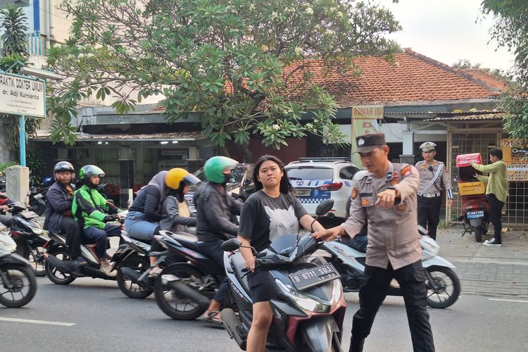 Pengendara di Jalan Ciputat Raya diberhentikan polisi, Senin (22/7/2024).