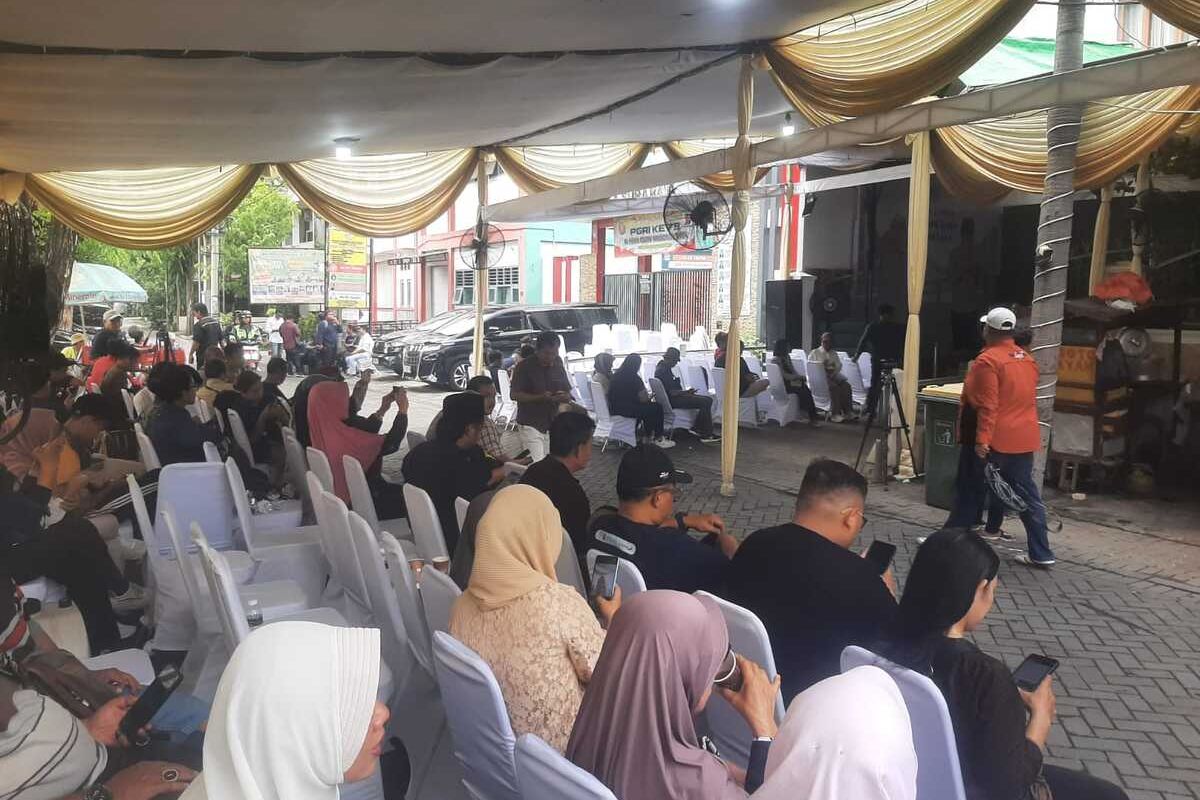 Rumah Cagub Jatim Khofifah Indar Parawansa di Surabaya dipenuhi warga dan pendukung, Rabu (27/11/2024).