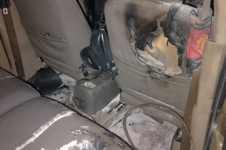 Pemilik kendaraan Toyota Rush Warna Hitam dengan nomor polisi D-1315-YG saat dievakuasi ke Rumah Sakit setelah mobilnya terbakar di SPBU Nambo Jalan Raya Banjaran Barat, Desa Batukarut Kecamatan Arjasari Kabupaten Bandung, Jawa Barat, pada Senin (11/8/2025) malam.