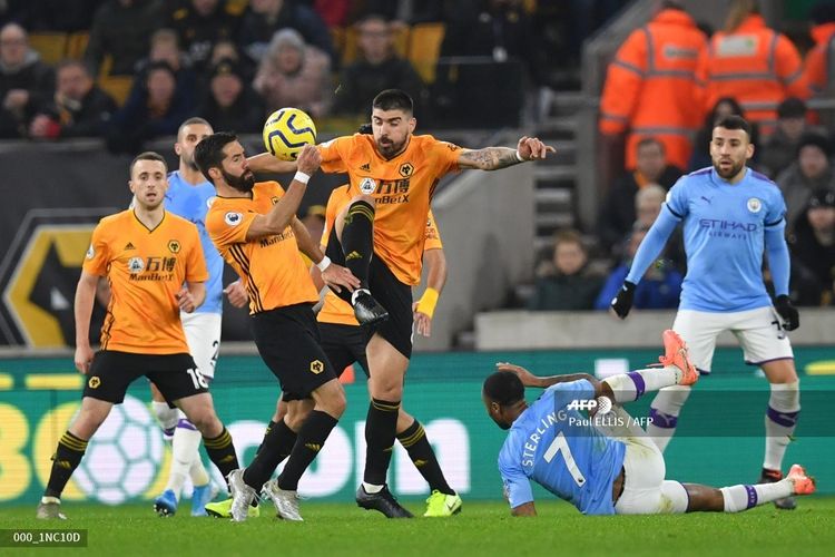 Wolverhampton Wanderers English defender Dion Sanderson (CL) and Wolverhampton Wanderers Portuguese midfielder Ruben Neves (CR) compete for the ball during the English Premier League football match between Wolverhampton Wanderers and Manchester City at the Molineux stadium in Wolverhampton, central England  on December 27, 2019. (Photo by Paul ELLIS / AFP) / RESTRICTED TO EDITORIAL USE. No use with unauthorized audio, video, data, fixture lists, club/league logos or live services. Online in-match use limited to 120 images. An additional 40 images may be used in extra time. No video emulation. Social media in-match use limited to 120 images. An additional 40 images may be used in extra time. No use in betting publications, games or single club/league/player publications. / 