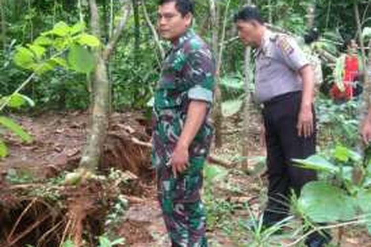 bukit di Dusun Pengkol, Desa Pengkol, Kecamatan Nglipar mengalami rekahan selebar kurang lebih 1 Meter. ( Foto Dokumentasi BPBD Gunungkidul )
