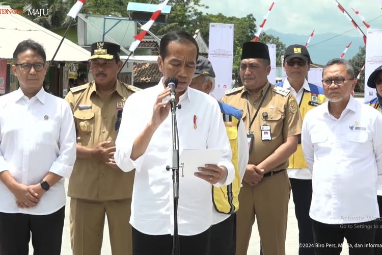 Presiden Jokowi Resmikan Inpres Jalan Daerah Ruas Muntilan-Keningar, Magelang, Senin (22/1/2024).