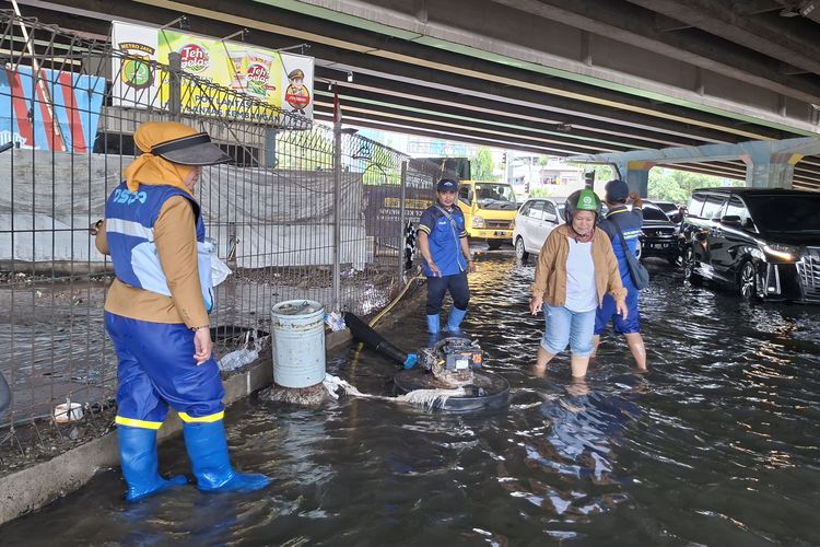 Kali Angke Masih Tinggi, Petugas SDA Jakbar Kesulitan Sedot Banjir di Kembangan