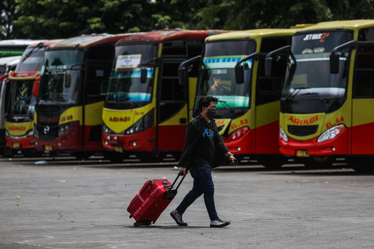 bCalon penumpang bersiap naik bus di Terminal Kalideres, Jakarta Barat, Jumat (24/4/2020). Presiden RI Joko Widodo memutuskan untuk melarang mudik lebaran 2020 di tengah pandemi COVID-19 mulai 24 April guna mencegah perluasan penyebaran COVID-19 di wilayah Indonesia.