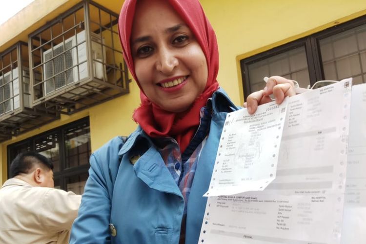 Bupati Jember Faida menunjukkan pelunasan biaya perawatan TKI asal Jember, Jawa Timur, Amintyas Wahyudi, yang sempat tertahan selama 16 hari di Hospital Kuala Lumpur, Malaysia.