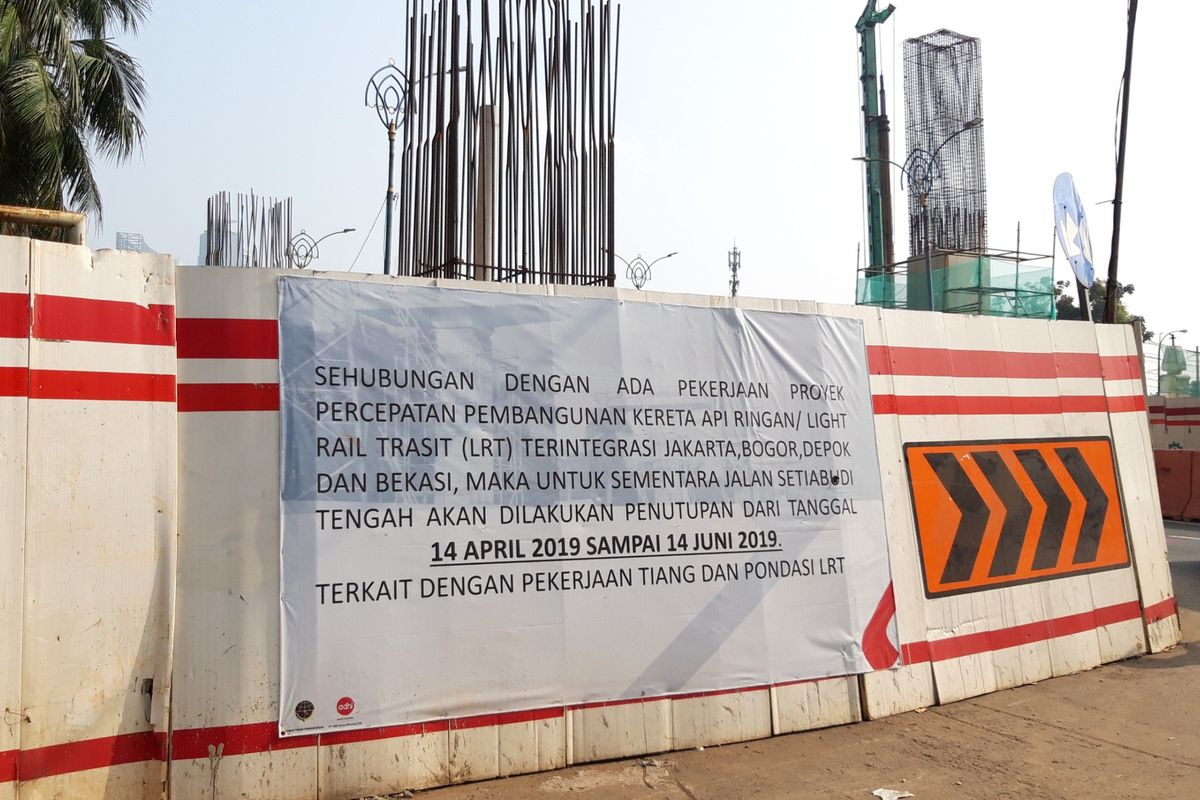 Jalan Setiabudi Tengah di Jakarta Selatan, Senin (17/6/2019) ditutup karena ada pengerjaan proyek LRT Jabodebek. 