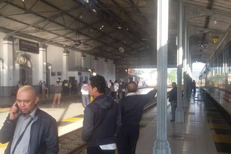 Para penumpang keluar dari kereta saat KA Argo Parahyangan jurusan Bandung-Jakarta tertahan di Stasiun Padalarang, Bandung, Kamis (4/12/2018).