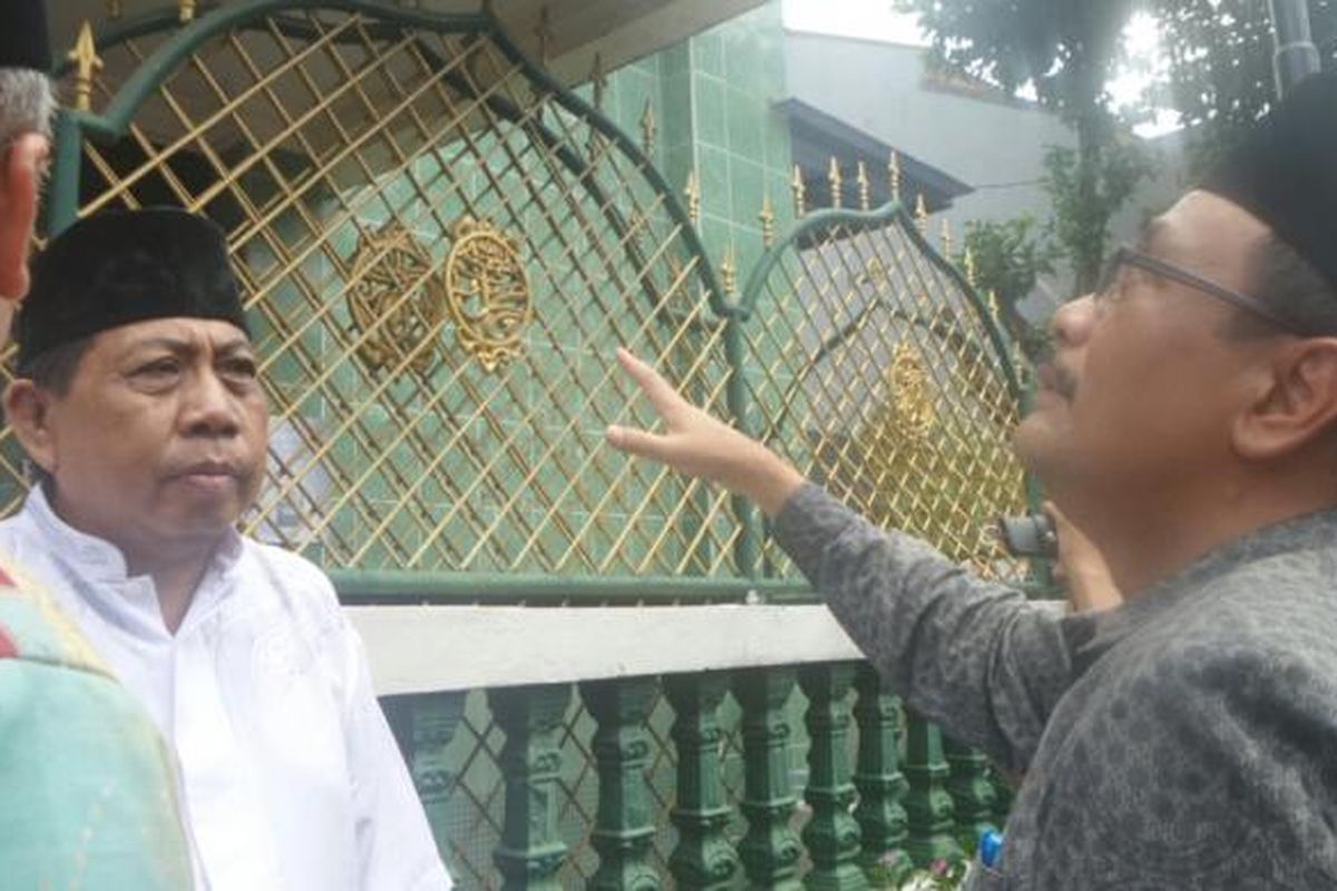 Wakil Gubernur DKI Jakarta Djarot Saiful Hidayat bersama pembina Masjid Al-Waqfiyah, Sulaeman, di Salemba, Jakarta Pusat, Jumat (24/2/2017). 