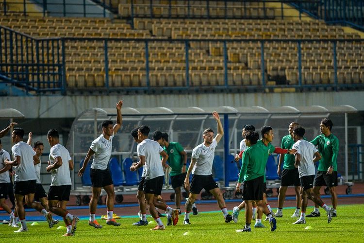 Sejumlah pesepak bola tim nasional Indonesia menjalani latihan di Stadion Gelora Bandung Lautan Api, Bandung, Jawa Barat, Jumat (23/9/2022). Tim Nasional Indonesia akan bertanding pada laga persahabatan melawan Negara Curacao pada 24 September 2022 di Stadion Gelora Bandung Lautan Api. ANTARA FOTO/Raisan Al Farisi/YU