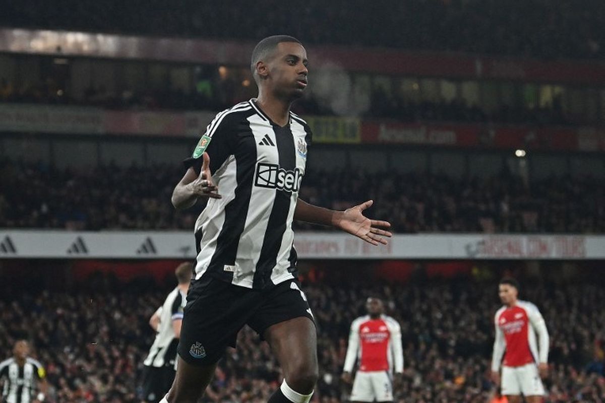 Striker Newcastle United, Alexander Isak, masih menjadi incaran utama Liverpool di bursa transfer musim panas 2025. (Photo by Glyn KIRK / AFP) / RESTRICTED TO EDITORIAL USE. No use with unauthorized audio, video, data, fixture lists, club/league logos or 'live' services. Online in-match use limited to 120 images. An additional 40 images may be used in extra time. No video emulation. Social media in-match use limited to 120 images. 