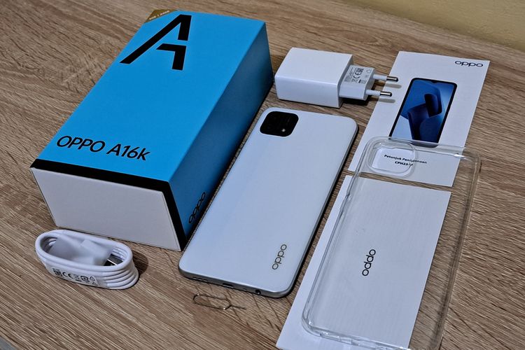 Di dalam kotak penjualan Oppo A16k yang dominan berwarna biru laut, pengguna akan mendapatkan kartu garansi, buku panduan, SIM ejector, softcase, kepala charger berdaya 10 watt, kabel data dengan ujung micro-USB, serta unit ponsel itu sendiri.

Artinya, pengguna tidak akan mendapatkan aksesori earphone ketika membeli Oppo A16k, meski ponsel ini masih dibekali dengan audio jack 3,5 mm untuk mendengarkan musik via aksesori tersebut.