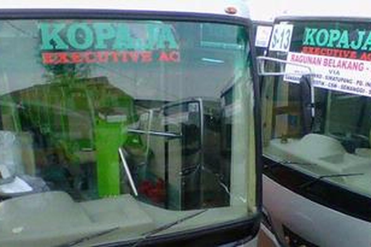 Sebanyak 20 armada kopaja AC, siap dioperasikan di Jakarta, Rabu (3/8/2011).