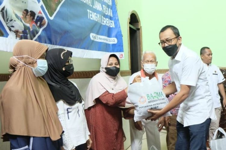 Executive General Manager Pertamina Patra Niaga Regional Jawa Bagian Tengah Dwi Puja Ariestya memberikan bantuan sembako kepada masyarakat di Masjid Al Huda Kelengan, Kelurahan Kembangsari, Kota Semarang, Jawa Tengah, Kamis (3/11/2022). 

