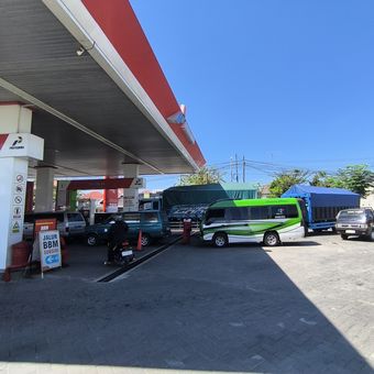 Penampakan antrean solar yang terjadi di SPBU Jalan Trunojoyo Pamekasan, Jawa Timur pada Rabu (16/6/2026).