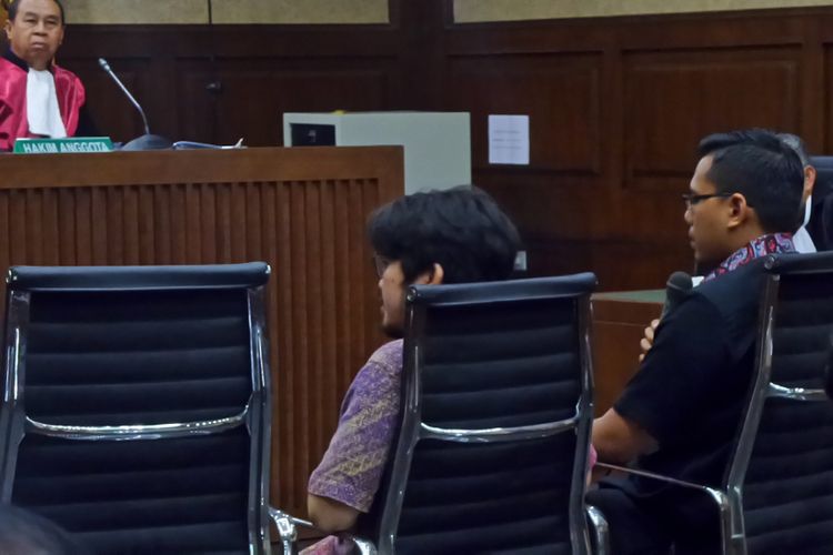 Pegawai PT Melati Technofo Indonesia, Muhammad Adami Okta dan Hardy Stefanus di Pengadilan Tipikor Jakarta, Jumat (28/4/2017).