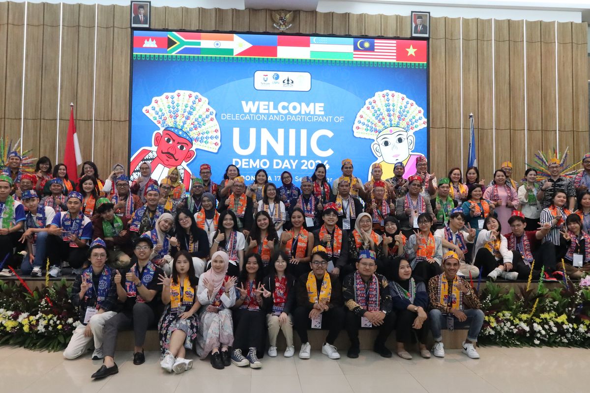 Para peserta UNIIC Demo Day 2024 setelah acara pembukaan di Universitas Multimedia Nusantara.