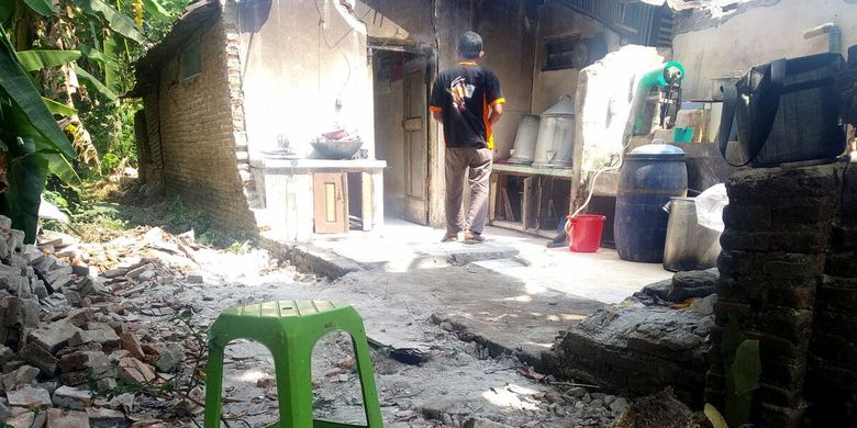 Dapur rumah perajin tempe, Jazuli, warga Dusun Sumberjo, Desa Jabung, Kecamatan Talun, Kabupaten Blitar, ambruk akibat gempa Blitar yang terjadi pada Jumat (21/5/2021)