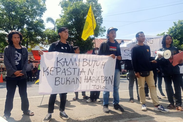 Aliansi Mahasiswa Bersatu Pemalang menggelar aksi unjukrasa di Gedung KPU Kabupaten Pemalang