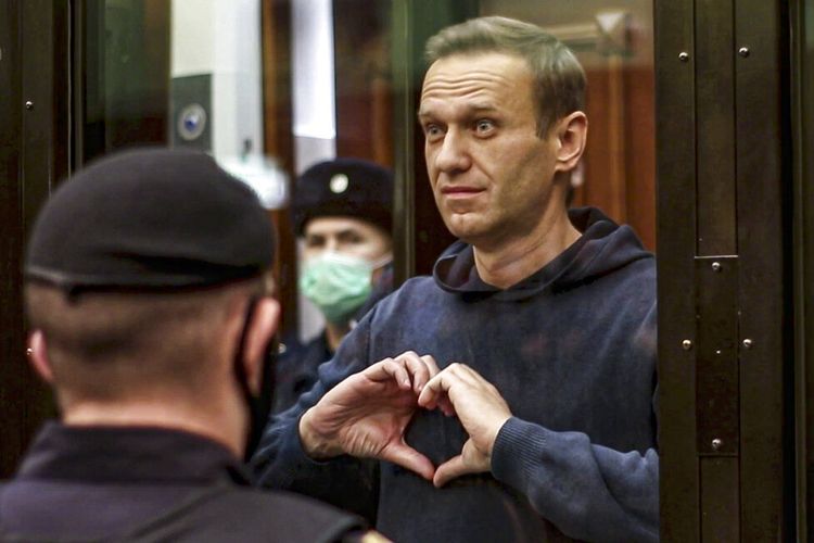 Pengadilan Moskwa memerintahkan pemimpin oposisi Rusia Alexei Navalny dipenjara selama lebih dari 2,5 tahun karena melanggar ketentuan masa percobaannya saat memulihkan diri di Jerman.
