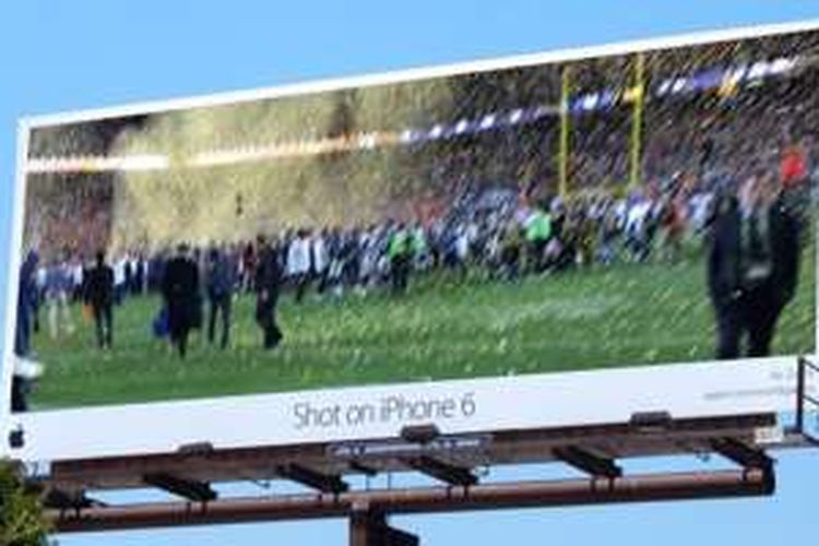 Foto blur milik Tim Cook diedit menjadi billboard iklan Apple