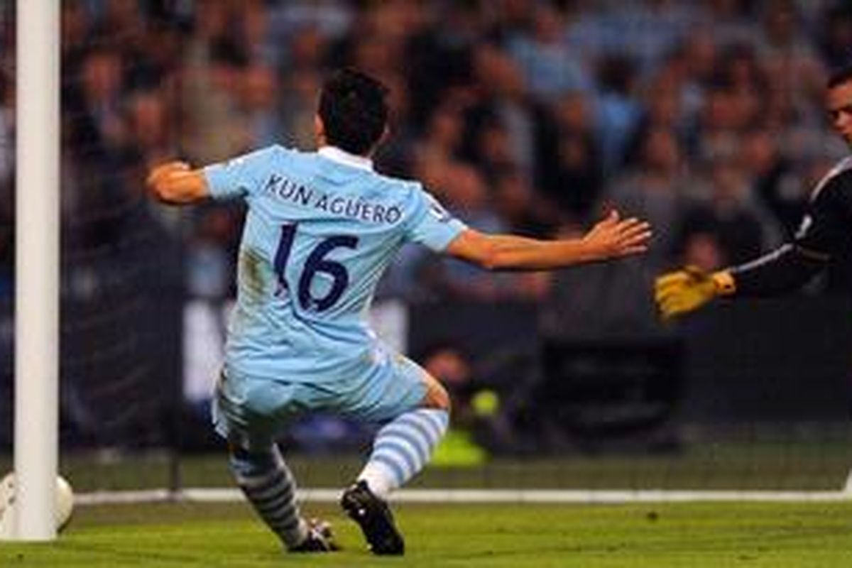 Pemain baru Manchester City, Sergio Aguero, melakukan tendangan yang membobol gawang Swansea dalam pertandingan Premier League, Senin atau Selasa (16/8/2011). Dia mencetak dua gol dan satu assist untuk membawa City menang 4-0.