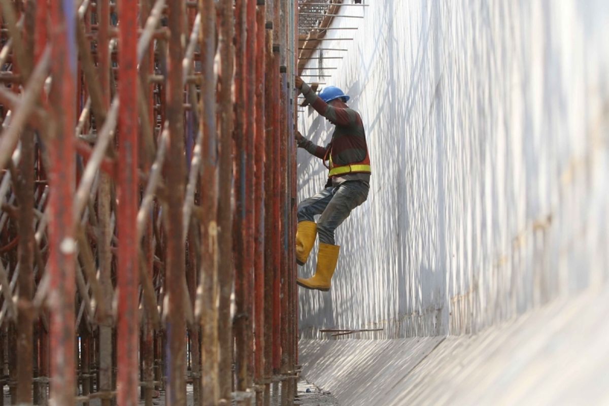 Aktivitas pekerja di proyek pembangunan tol rute Kunciran-Cengkareng, Benda, Tangerang, Banten, Kamis (31/8/2017). Jasa Marga membangun tol sepanjang 14,189 Km jalur Kunciran, Batuceper, Benda, berakhir di Cengkareng untuk akses menuju Bandara Soekarno-Hatta, diperkirakan rampung pada Agustus 2018.