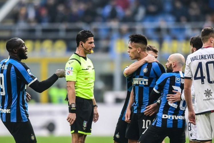 Lautaro Martinez (nomor 10) melakukan protes kepada wasit yang memimpin laga Inter Milan vs Cagliari di Stadion Giuseppe Meazza, Minggu (26/1/2020). 