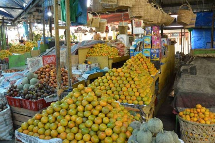 Pasar Buah Berastagi adalah tempat populer yang dikunjungi wisatawan di Berastagi, Sumatera Utara. Mereka dapat memperoleh buah lokal segar, seperti jeruk. 