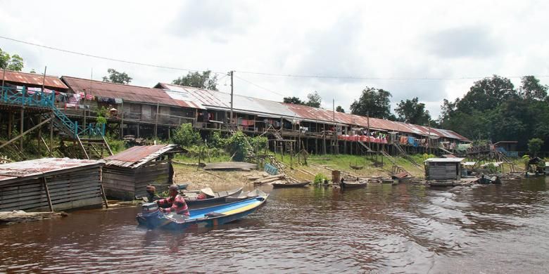 Rumah Betang Meliau yang dihuni komunitas suku Dayak Iban yang berada dipinggir Sungai Leboyan, Desa Melemba, Kecamatan Batang Lupar, Kapuas Hulu, Kalimantan Barat.