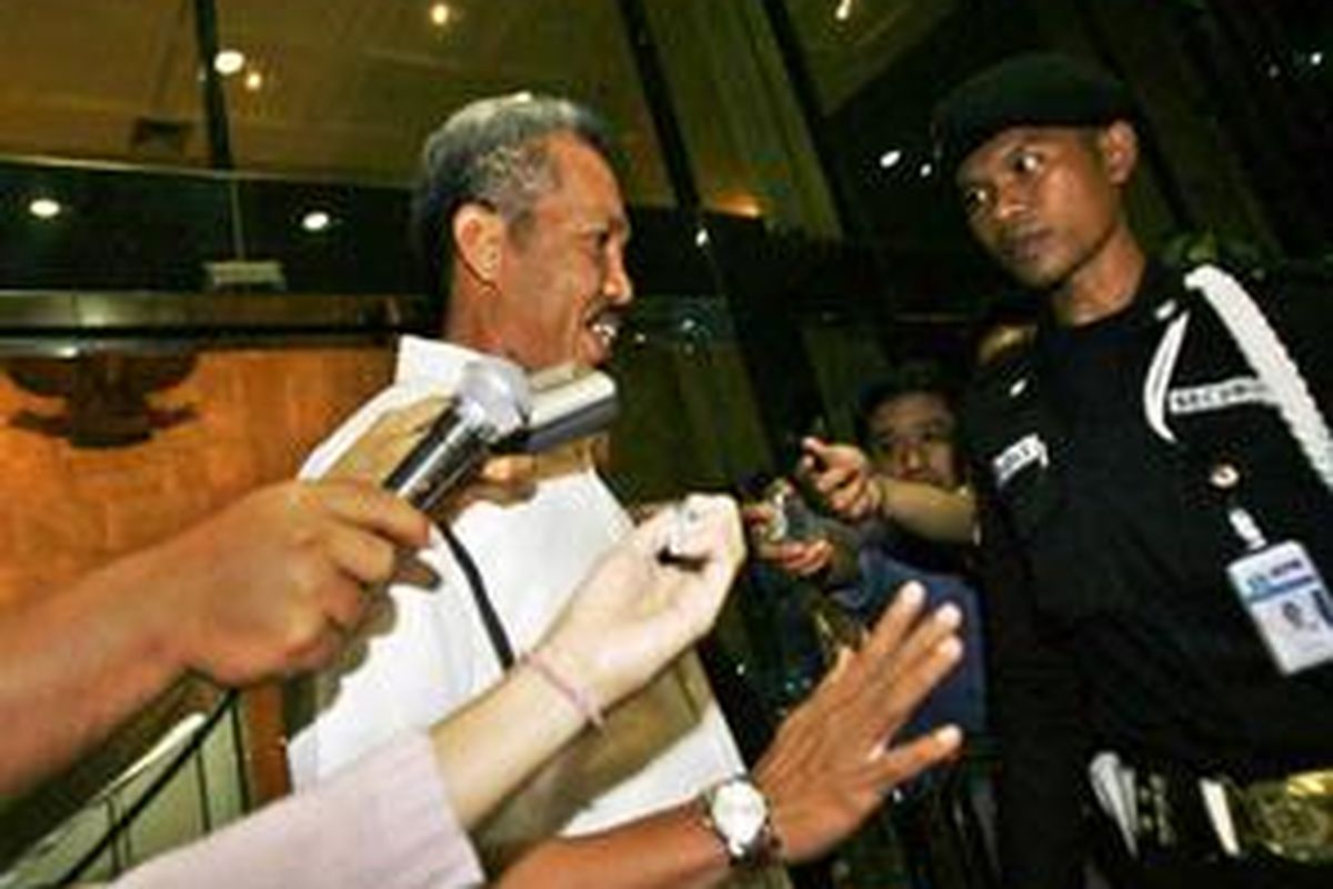 Anggota Komisi IV DPR dari Fraksi Partai Demokrat, Sarjan Taher resmi ditahan seusai menjalani pemeriksaan di Komisi Pemberantasan Korupsi, Jakarta, Jumat (2/5). Ia ditahan terkait dengan dugaan kasus korupsi alih fungsi hutan mangrove menjadi pelabuhan Tanjung Api-api, Banyuasin, Sumatera Selatan.