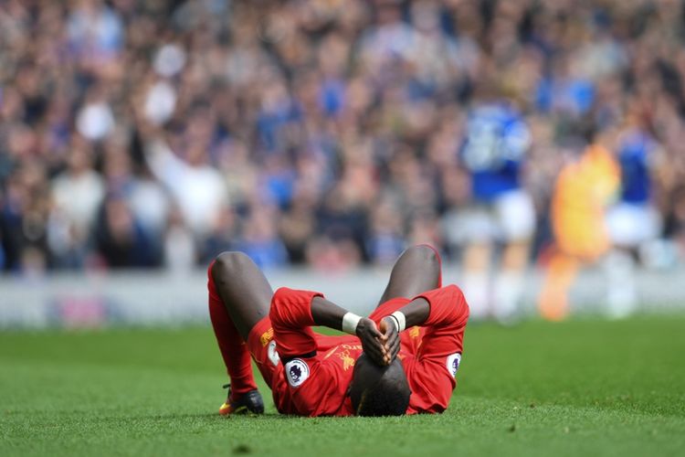 Sadio Mane tumbang saat Liverpool melawan Everton pada partai lanjutan Premier League - kasta teratas Liga Inggris - di Stadion Anfield, Sabtu (1/4/2017).