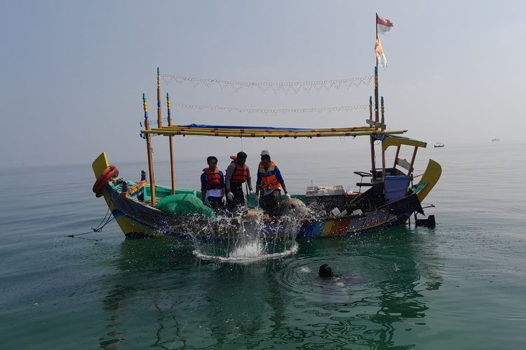 Mendekap Harap Hidup dari Laut Karang Sendulang