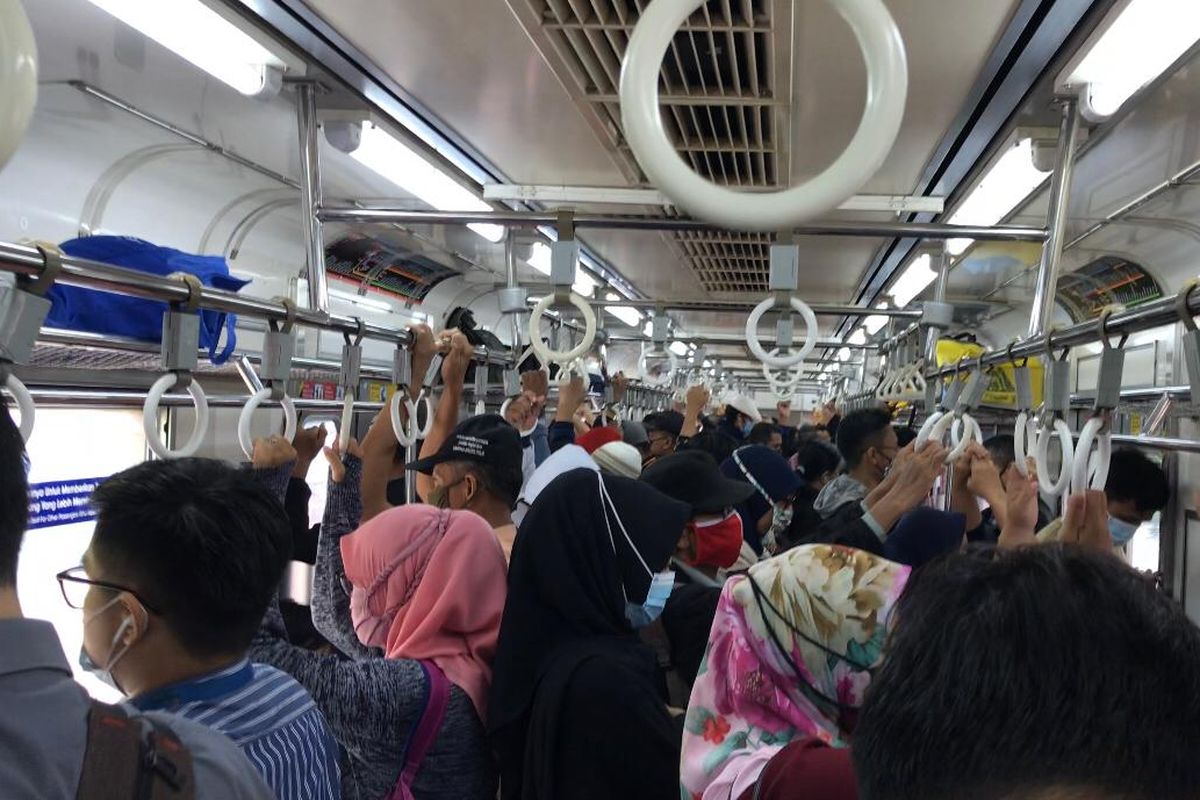 Suasana mengheningkan cipta di KRL tujuan Bogor - Kota dalam rangka mengenang jasa para pahlawan pada Selasa (10/11/2020) pukul 08.15 WIB. Ajakan mengheningkan cipta dilontarkan lewat pengeras suara di dalam kereta.
