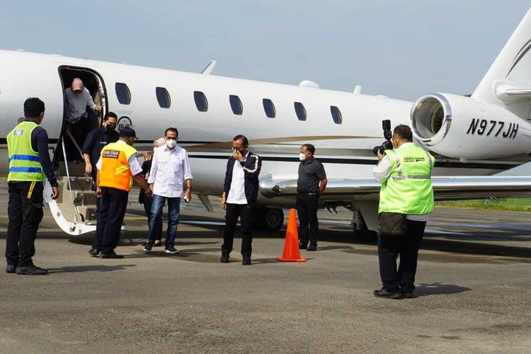 Menteri BUMN Erick Thohir, Menteri Perhubungan Budi Karya Sumadi, dan Menteri Sekretaris Negara Pratikno meninjau kondisi Bandara Ngloram, Minggu (22/8/2021)