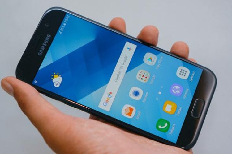 Unit Galaxy A5 (2017) yang diterima KompasTekno adalah varian berwarna hitam mengilap yang disebut Samsung sebagai Black Sky. Sekujur tubuhnya dilabur cat hitam glossy sehingga memberikan kesan elegan sekaligus menarik, namun mudah ternoda sidik jari. Layar Galaxy A5 (2017) berukuran 5,2 inci dengan resolusi full HD 1.920 x 1.080 piksel.