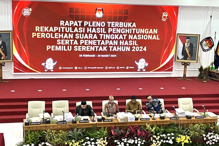 Ketua KPU Hasyim Hasyim Asy'ari dalam rapat pleno terbuka rekapitulasi hasil perhitungan suara tingkat nasional di kantor KPU, Minggu (17/3/2024).