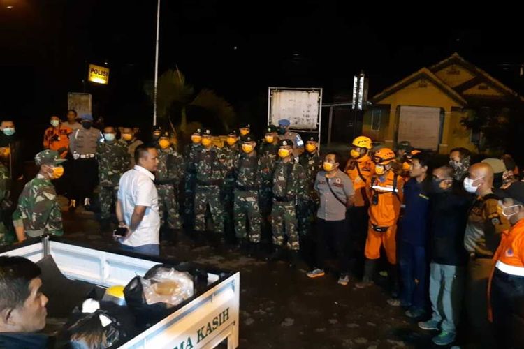 Tim Gugus Tugas Penanganan Covid-19 Kota Tasikmalaya saat akan proses kremasi dan penguburan jenazah positif corona di Kecamatan Kawalu, Kota Tasikmalaya, Senin (30/3/2020) dini hari tadi.