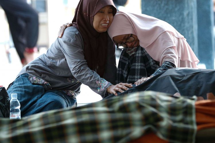 Jenasah korban gempa bumi di Rumah Sakit Anata Pura, Kota Palu, Sulawesi Tengah, Minggu (30/9/2018). Gempa bermagnitudo 7,4 yang mengguncang Donggala dan Palu mengakibatkan ribuan bangunan rusak dan sedikitnya 420 orang meninggal dunia.