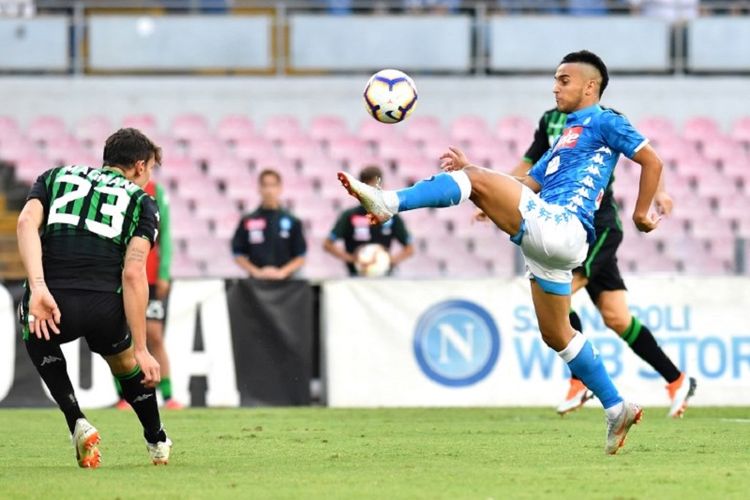 Adam Ounas mengontrol bola pada laga Napoli vs Sassuolo di San Paolo dalam lanjutan Serie A,, 7 Oktober 2018. 