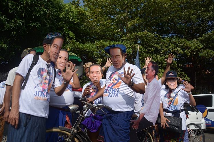 Sejumlah bakal calon anggota DPRD Provinsi Bali dari Partai NasDem mengenakan topeng Jokowi saat pendaftaran bakal calon anggota DPRD Provinsi Bali di Kantor KPU Bali, Senin (16/7). Pendaftaran bakal calon anggota DPRD Provinsi Bali dibuka 4 Juli-17 Juli 2018, untuk memperbutkan 55 kursi di DPRD Provinsi Bali. 