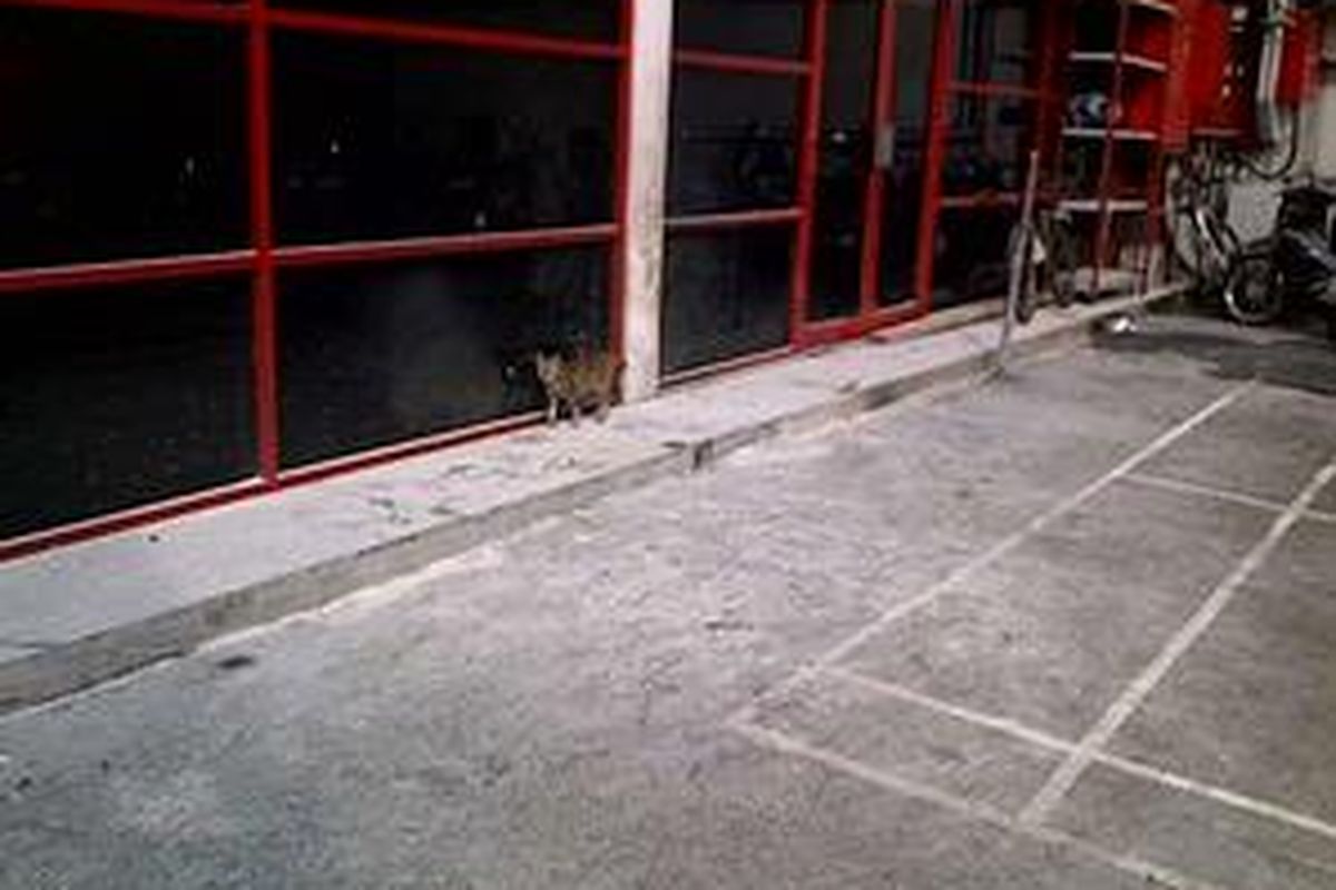 Sisa-sisa bom molotov yang dilempar ke halaman kantor Majalah Tempo di Jakarta, Selasa (6/72010). Bom molotov dilempar oleh dua pengendara sepeda motor pukul 02.45 dan meledak sekitar dua meter dari pintu masuk. Tidak adak kerusakan berarti dan korban jiwa dalam peristiwa ini. 