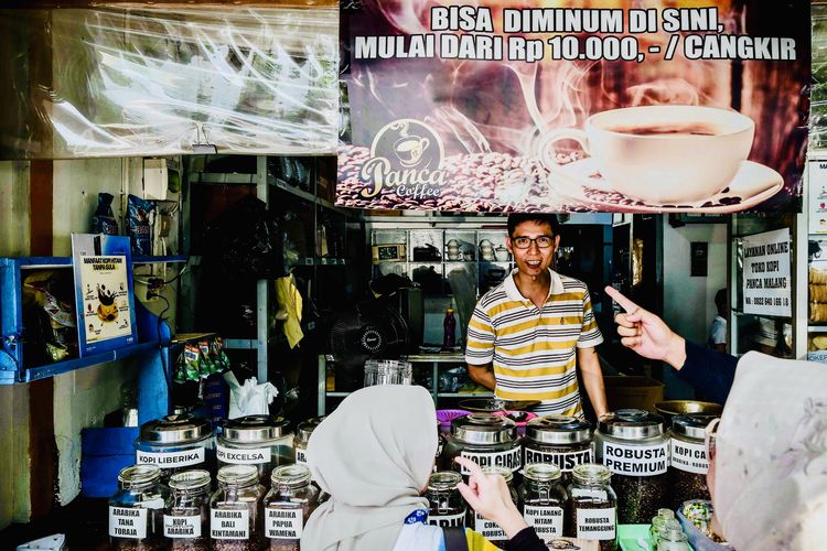Anda bisa menyesap kopi hangat sambil berbincang dengan pedagang lokal, merasakan interaksi budaya yang hangat