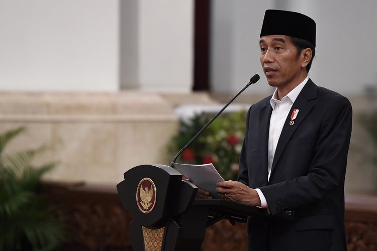 Presiden Joko Widodo menyampaikan sambutan dalam peringatan Nuzulul Quran di Istana Negara, Jakarta, Selasa (21/5/19). Peringatan Nuzulul Quran 1440 Hijriah tersebut menekankan nilai persatuan dalam keberagaman berbangsa dan bernegara. ANTARA FOTO/Puspa Perwitasari/ama.