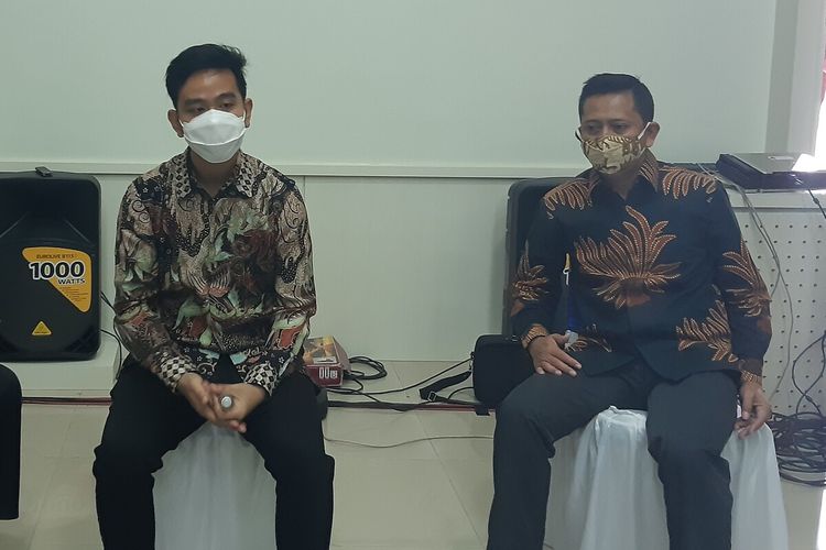 Wali Kota Solo terpilih Gibran Rakabuming Raka didampingi Ketua PWI Solo Anas Syahirul dalam puncak Hari Pers Nasional (HPN) 2021 di Monumen Pers Nasional Solo, Jawa Tengah, Selasa (9/2/2021).