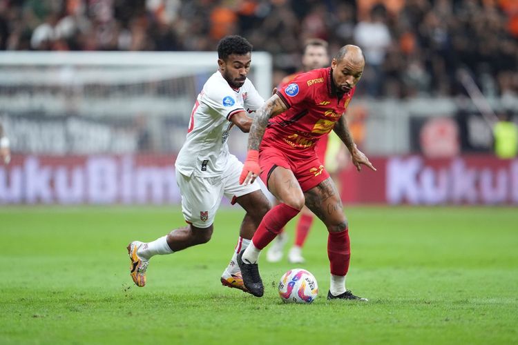 Gustavo Almeida beraksi pada partai Persija vs Malut United yang bergulir di Jakarta International Stadium (Stadion JIS), Tanjung Priok, Jakarta Utara pada Jumat (23/5) malam.