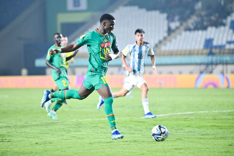 Amara Diouf penyerang Timnas Senegal saat beraksi dalam pertandingan pertama Grup D Piala Dunia 2023 Indonesia antara Argentina vs Senegal, Sabtu (11/11/2023) di Stadion Si Jalak Harupat, Soreang, Kabupaten Bandung. 